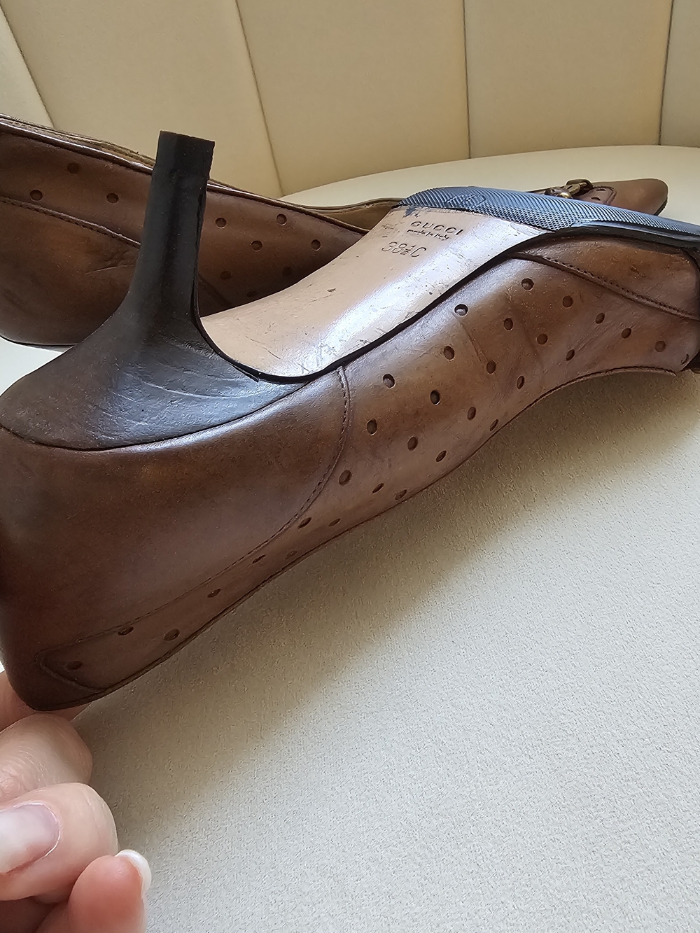 Gucci Vintage Tan Leather Pointed-Toe Kitten Heels with Gold Logo - Picture 12 of 14